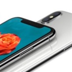 Zdrží letos Apple úmyslně prodej nejlevnějšího iPhonu ve prospěch dražších sourozenců? 